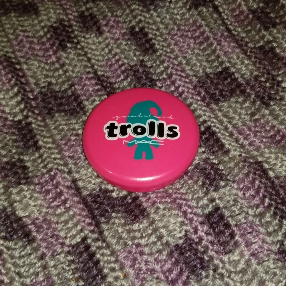 Mac limited edition Trolls powder